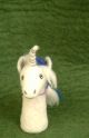 Filz-Fingerpuppe Einhorn mit blauer Schleife kaufen München, Filzfingerpuppe Einhorn kaufen Bayern, glove puppet unicorn handmade of felt, natürliches Kinder-Spielzeug aus Filz, Filz-Finger-Puppe Einhorn mit blauer Schleife 
