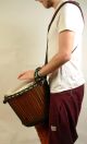 Djembe-Tragegurt Deluxe rot kaufen München, Djembegurt kaufen Bayern, Djembe-Tragegurt, buy red drum-harness, Trommeltragegurt, Trommelgurt kaufen Erding, Trommel-Gurt, Bongo-Gurt, Djembe-Tragegurt Deluxe rot im Stehen spielen