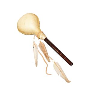 Große Rinderhaut-Rassel mit 3 Entenfedern, natur - für schamanische Arbeit kaufen München, buy rattle made of cow skin- with duck feather, Maraka kaufen BRD, schamanische Rassel, Schamanen-Rassel kaufen Bayern, große Rinderhautrassel, 3 Entenfedern